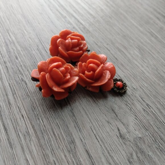 Vintage Faux Coral Brooch with Three Rose Flowers Floral - Picture 3 of 10